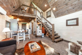 Romantic A-frame - LikeNew - HotTub - Firepit - NearGSMNP